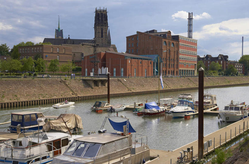 无人,教堂,码头,横图,俯视,室外,白天,旅游,度假,河流,水,植物,标志建筑,地标,港口,建筑,船,德国,欧洲,阴影,节日,光线,影子,河水,水流,云,云朵,游艇,云彩,文化,娱乐,建设,树,树木,蓝色,绿色,白云,倒影,蓝天,天空,阳光,自然,交通工具,天,祈祷,享受,休闲,健康,旅游胜地,放松,许愿,宗教,信仰,生长,晴朗,成长,纪念,祈求,倒映,基督教,西欧,天主教,载具,信念,德意志联邦共和国,反照,北威州,北莱茵.威斯特法伦州,杜伊斯堡,鲁尔,鲁尔工业区,鲁尔区,平安,晴空,彩图,高角度拍摄,摆渡口,埠头,大教堂,渡口,渡头,港湾,海港,货运码头,口岸,礼拜堂,商港