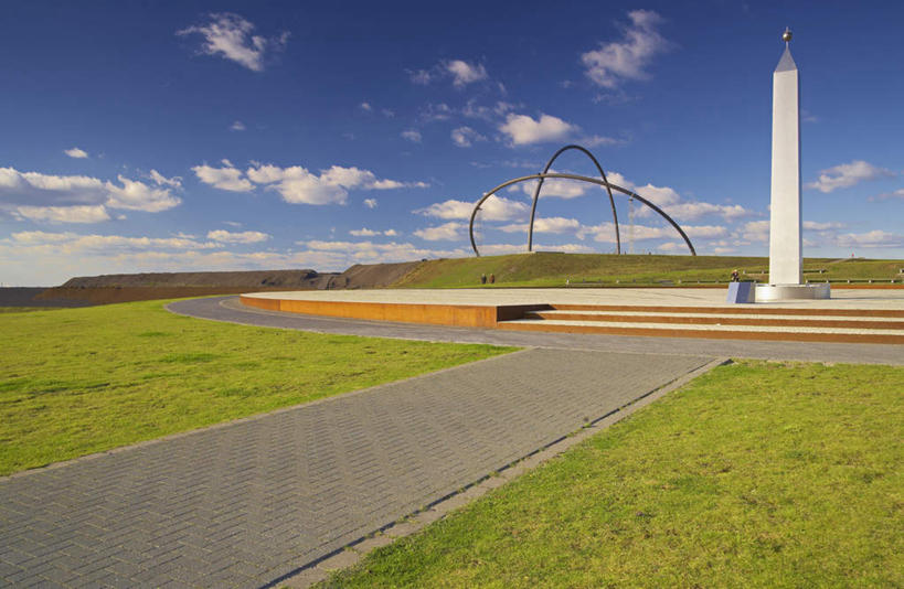 无人,横图,室外,白天,正面,旅游,度假,草地,植物,楼梯,标志建筑,道路,地标,建筑,路,德国,欧洲,阴影,光线,影子,阶梯,云,云朵,小路,塔,交通,云彩,娱乐,建设,台阶,草,蓝色,绿色,白云,蓝天,天空,阳光,天,享受,休闲,旅游胜地,放松,晴朗,西欧,天文学,德意志联邦共和国,北威州,北莱茵.威斯特法伦州,鲁尔,鲁尔工业区,鲁尔区,晴空,彩图