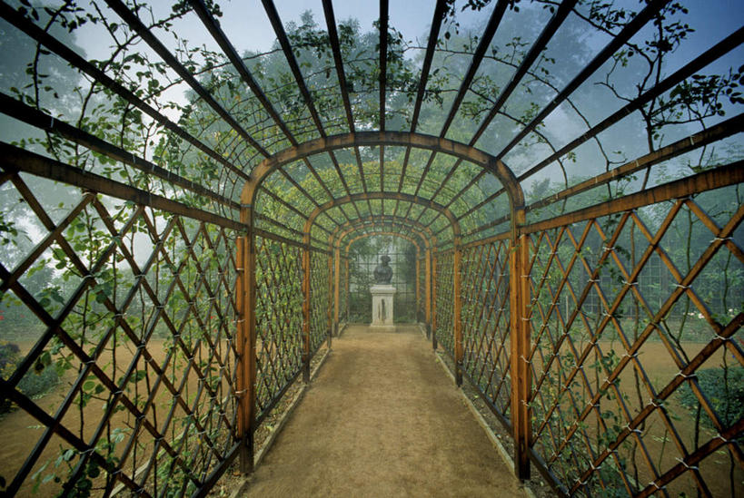 无人,栏杆,横图,室内,白天,正面,旅游,度假,植物,标志建筑,地标,建筑,雕塑,德国,欧洲,阴影,艺术,装饰,光线,雕刻,雕像,影子,栅栏,屋顶,篱笆,围栏,走道,走廊,过道,顶棚,娱乐,建设,护栏,蓝色,绿色,蓝天,天空,阳光,自然,工艺品,天,享受,休闲,旅游胜地,放松,生长,晴朗,成长,纪念,园林,美术,西欧,主题,陈列,万里无云,德意志联邦共和国,功能,美学,图林根,晴空,晴空万里,彩图,图林根州