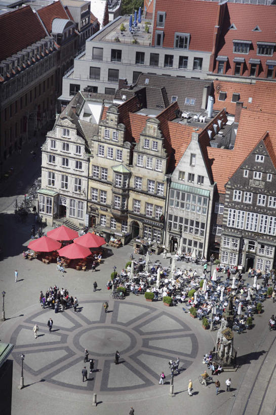 西方人,餐厅,家,站,竖图,俯视,室外,白天,旅游,度假,植物,别墅,桌子,标志建筑,地标,建筑,椅子,德国,欧洲,欧洲人,阴影,服装,光线,盆栽,伞,影子,雨伞,遮阳伞,房屋,屋子,公寓,盆景,许多人,注视,休闲装,娱乐,阳伞,建设,洋房,楼房,住宅,衣服,绿色,阳光,自然,观察,看,站着,一群人,享受,休闲,休闲服,旅游胜地,放松,服饰,生长,成长,观看,察看,西欧,关注,德意志联邦共和国,不莱梅,男人,男性,年轻男性,年轻女性,女人,女性,白种人,站立,彩图,高角度拍摄,全身,房子,餐馆,饭店,饭馆,咖啡馆