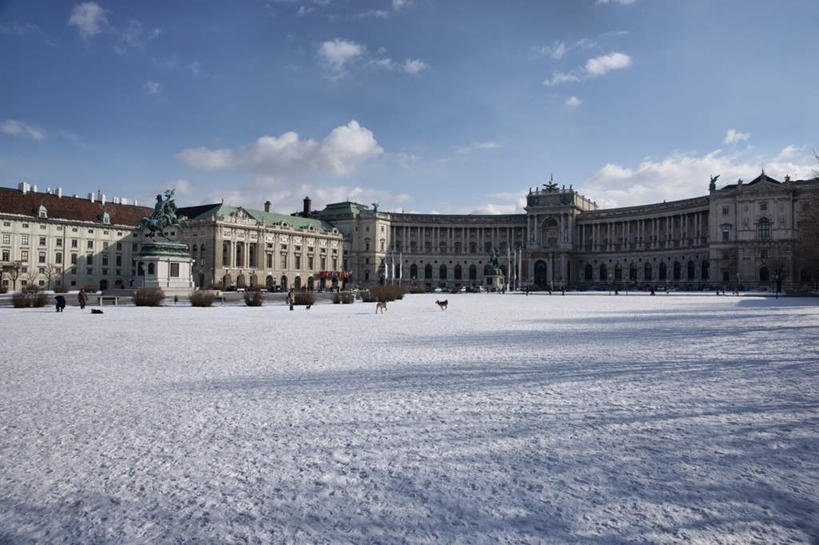 西方人,家,宫殿,站,横图,室外,白天,正面,旅游,度假,植物,别墅,标志建筑,地标,建筑,雕塑,奥地利,欧洲,欧洲人,阴影,服装,艺术,装饰,光线,雕刻,雕像,影子,房屋,屋子,云,云朵,公寓,许多人,云彩,注视,休闲装,娱乐,建设,洋房,楼房,住宅,树,树木,衣服,蓝色,绿色,白云,蓝天,天空,阳光,自然,工艺品,天,观察,看,站着,一群人,享受,休闲,休闲服,旅游胜地,放松,服饰,生长,晴朗,成长,观看,纪念,美术,察看,关注,主题,陈列,中欧,功能,美学,奥地利共和国,霍夫堡宫,男人,男性,年轻男性,年轻女性,女人,女性,白种人,晴空,站立,彩图,全身,房子