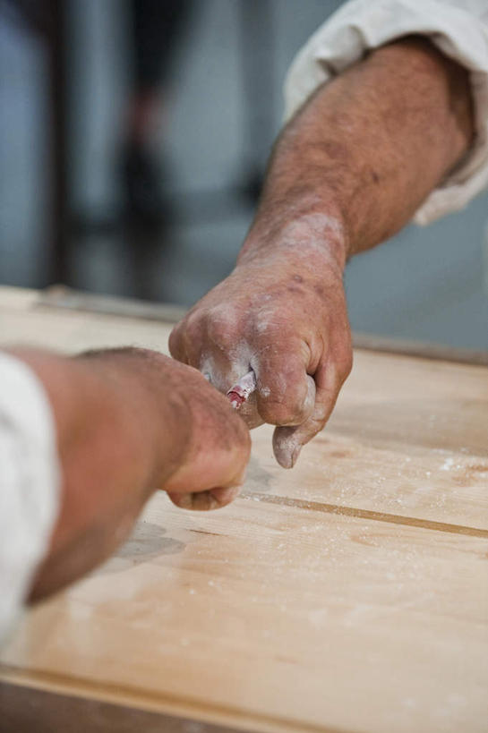 西方人,手,两个人,拉,竖图,室内,特写,白天,锻炼,快乐,比赛,运动,竞争,桌面,桌子,欧洲,欧洲人,朦胧,模糊,木制,娱乐,背面,木制品,休闲,手部,袖子,体育运动,体育,男人,男性,中年男性,白种人,半身,彩图,健身