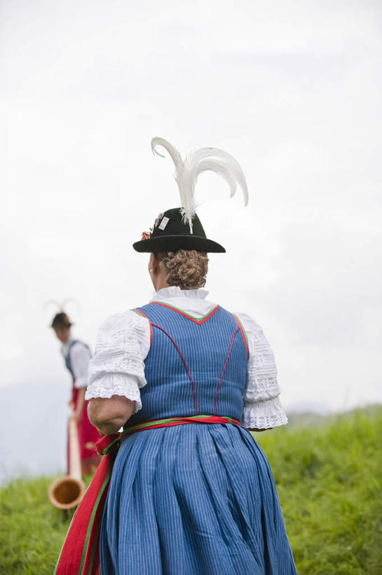 西方人,两个人,站,竖图,室外,白天,裙子,草地,植物,帽子,羽毛,德国,欧洲,欧洲人,阴影,传统服饰,连衣裙,轻盈,柔软,光线,影子,注视,礼帽,草,背面,蓝色,绿色,蓝天,天空,阳光,天,观察,看,站着,晴朗,观看,察看,西欧,关注,万里无云,德意志联邦共和国,轻柔,巴伐利亚,巴伐利亚州,拜恩州,拜恩自由州,年轻女性,女人,女性,白种人,晴空,晴空万里,站立,半身,彩图