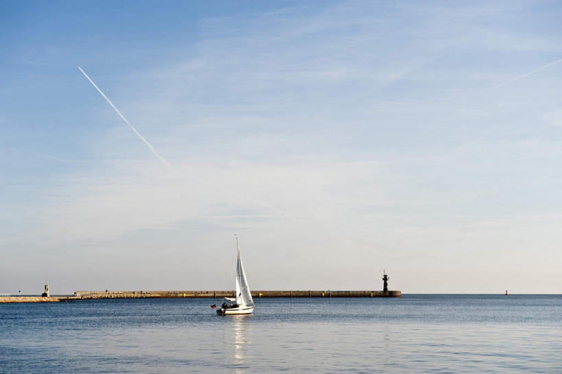 帆船,无人,码头,横图,室外,白天,正面,旅游,度假,海浪,海洋,道路,港口,船,德国,欧洲,一艘,阴影,光线,信息,影子,浪花,云,云朵,灯塔,交通,云彩,方向,娱乐,蓝色,白云,蓝天,天空,阳光,海水,交通工具,天,享受,休闲,放松,晴朗,引导,指引,西欧,载具,海景,德意志联邦共和国,航标,石荷州,石勒苏益格.荷尔斯泰因,石勒苏益格.荷尔斯泰因州,信号弹,大海,风浪,海,海水的波动,近岸浪,涌浪,晴空,彩图,摆渡口,埠头,渡口,渡头,港湾,海港,货运码头,口岸,商港,导航