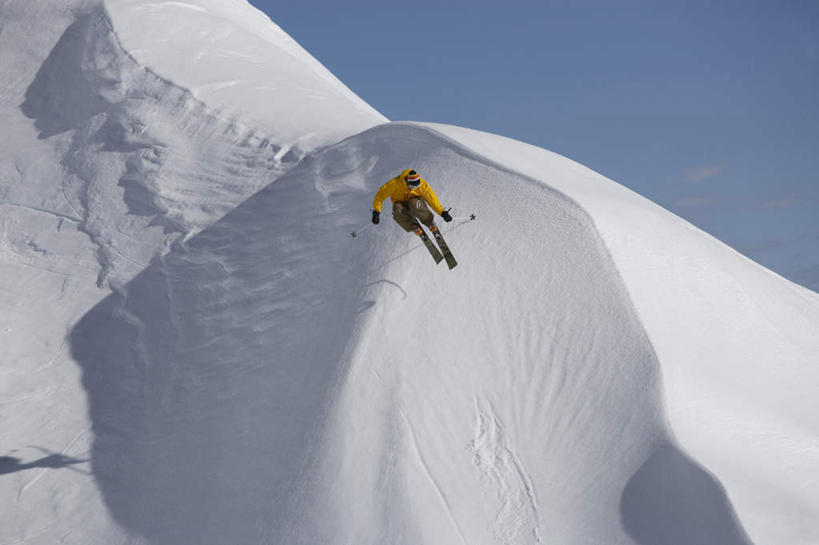西方人,一个人,跳,横图,室外,白天,仰视,旅游,度假,石头,美景,山,雪,雪山,大雪,瑞士,欧洲,欧洲人,仅一个男性,仅一个人,仅一个中年男性,阴影,服装,光线,工具,器材,石子,影子,冰,积雪,景观,山顶,山峰,雪景,冬季,冬天,山峦,半空,注视,休闲装,娱乐,运动器械,衣服,蓝色,蓝天,天空,阳光,自然,天,观察,看,享受,休闲,休闲服,器械,健身器械,景色,放松,寒冷,服饰,晴朗,拐杖,观看,滑雪杖,察看,冰冷,关注,自然风光,健身器材,滑雪装备,中欧,万里无云,严寒,辅助设备,瑞士联邦,冰凉,酷寒,凛冽,凛凛,极冷,格劳宾登州,颠峰,极峰,达沃斯,男人,男性,中年男性,白种人,石块,岩石,晴空,晴空万里,跳跃,彩图,低角度拍摄,全身,运动器材