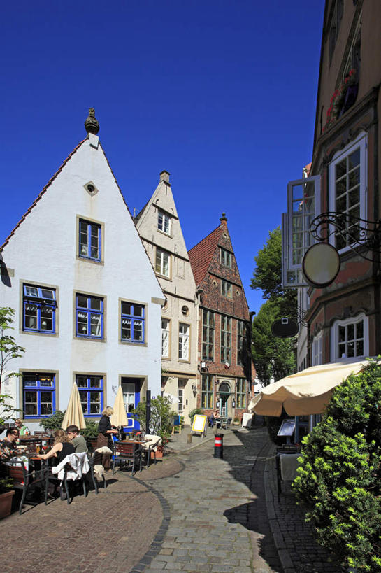 无人,餐厅,家,竖图,室外,白天,正面,旅游,度假,植物,别墅,桌子,标志建筑,地标,建筑,椅子,德国,欧洲,阴影,光线,伞,影子,雨伞,遮阳伞,房屋,屋子,公寓,娱乐,阳伞,建设,洋房,楼房,住宅,树,树木,蓝色,绿色,蓝天,天空,阳光,自然,天,享受,休闲,旅游胜地,放松,生长,晴朗,成长,西欧,万里无云,德意志联邦共和国,不莱梅,晴空,晴空万里,彩图,房子,餐馆,饭店,饭馆,咖啡馆