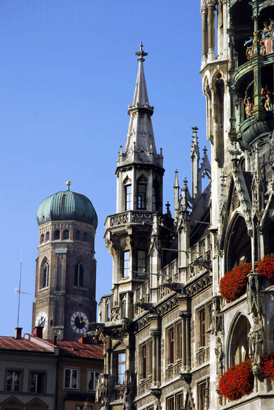 无人,教堂,竖图,室外,白天,仰视,旅游,度假,名胜古迹,标志建筑,地标,建筑,德国,欧洲,阴影,节日,遗迹,盛开,时间,光线,时钟,影子,计时,花蕾,古迹,文化,文物,娱乐,建设,古建筑,慕尼黑,花,花瓣,花朵,鲜花,蓝色,蓝天,天空,阳光,钟表,天,花苞,花蕊,祈祷,享受,休闲,健康,表,旅游胜地,放松,许愿,宗教,信仰,晴朗,纪念,祈求,西欧,信念,古文明,万里无云,德意志联邦共和国,首府,塔钟,巴伐利亚,巴伐利亚州,拜恩州,拜恩自由州,慕尼黑大教堂,平安,钟,晴空,晴空万里,彩图,低角度拍摄,大教堂,礼拜堂