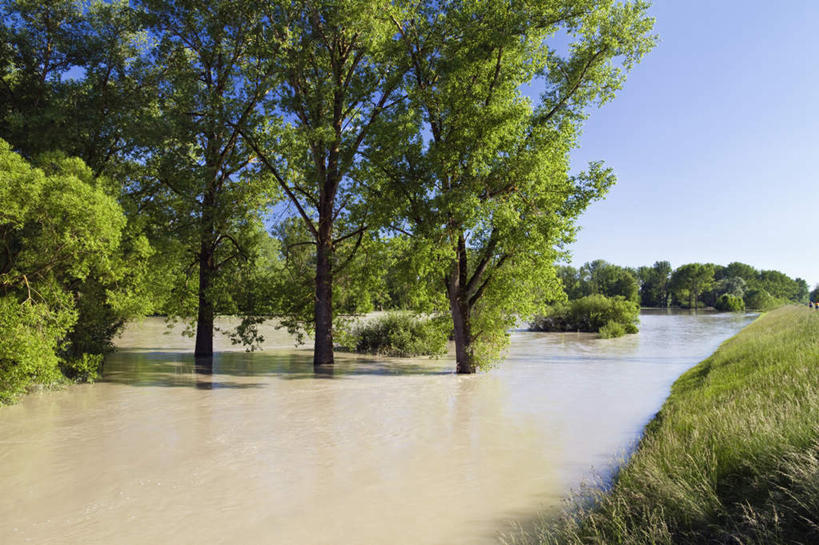 无人,横图,室外,白天,正面,度假,河流,美景,水,植物,城市风光,城市,德国,欧洲,阴影,波纹,环保,光线,影子,河水,景观,水流,涟漪,娱乐,树,树木,蓝色,绿色,蓝天,水纹,天空,阳光,自然,波浪,天,享受,休闲,景色,放松,生长,能源,晴朗,成长,回收,资源,西欧,利用,低碳,循环,万里无云,德意志联邦共和国,水晕,巴伐利亚,巴伐利亚州,拜恩州,拜恩自由州,持续,晴空,晴空万里,彩图,水患,水灾