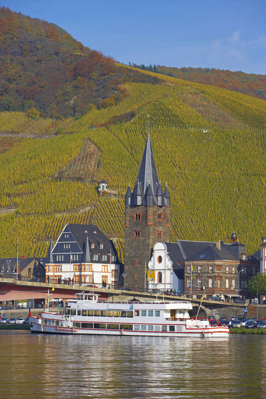 无人,家,果园,教堂,竖图,室外,白天,正面,旅游,度假,草地,草坪,河流,石头,美景,山,山脉,水,田园,植物,标志建筑,地标,建筑,轮船,船,德国,欧洲,阴影,节日,光线,石子,影子,房屋,屋子,河水,景观,山峰,水流,桥,山峦,文化,娱乐,建设,石桥,楼房,葡萄园,拱桥,住宅,栈桥,草,树,树木,蓝色,绿色,倒影,蓝天,天空,阳光,自然,庄园,交通工具,群山,天,祈祷,享受,休闲,健康,旅游胜地,景色,放松,许愿,宗教,信仰,拱形,生长,晴朗,成长,纪念,人行桥,石拱桥,祈求,倒映,基督教,西欧,天主教,自然风光,载具,信念,万里无云,德意志联邦共和国,反照,莱茵兰.普法尔茨州,摩泽尔省,平安,石块,晴空,晴空万里,彩图,房子,大教堂,礼拜堂