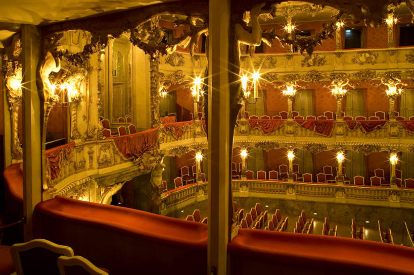 无人,横图,室内,白天,正面,旅游,度假,门,标志建筑,地标,建筑,照明,德国,欧洲,阴影,光线,影子,柱子,墙,建筑群,灯光,文化,娱乐,建设,座椅,慕尼黑,墙壁,墙面,灯,阳光,楼层,灯具,门框,享受,休闲,射灯,放松,照亮,风格,照明设备,西欧,德意志联邦共和国,首府,巴伐利亚,巴伐利亚州,拜恩州,拜恩自由州,洛可可,彩图