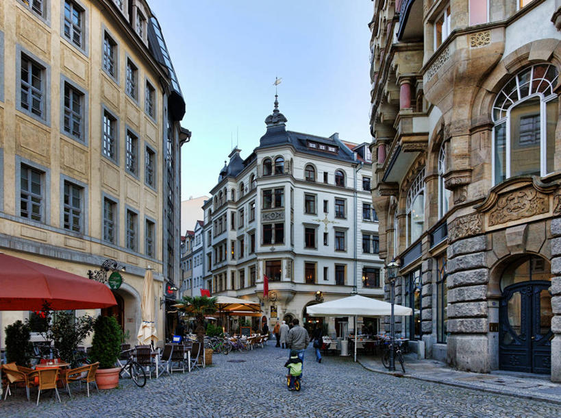 家,横图,室外,白天,旅游,度假,餐桌,窗户,桌子,标志建筑,地标,建筑,街道,椅子,德国,欧洲,阴影,光线,影子,遮阳伞,房屋,墙,屋子,建筑群,小路,娱乐,建设,楼房,玻璃窗,墙壁,墙面,住宅,巷子,背面,蓝色,蓝天,天空,阳光,天,享受,休闲,放松,餐台,西欧,德意志联邦共和国,莱比锡,彩图,全身,房子,咖啡馆