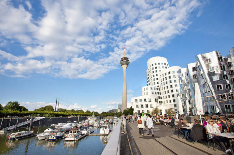 西方人,无人,餐厅,坐,横图,室外,白天,正面,旅游,度假,河流,水,植物,标志建筑,大桥,地标,建筑,立交桥,桥梁,德国,欧洲,欧洲人,阴影,波纹,服装,光线,影子,河水,水流,云,云朵,高架,斜拉桥,桥,涟漪,许多人,云彩,注视,休闲装,娱乐,建设,树,树木,衣服,蓝色,绿色,白云,倒影,蓝天,水纹,天空,阳光,自然,波浪,天,观察,看,一群人,享受,休闲,休闲服,旅游胜地,放松,服饰,生长,晴朗,成长,观看,察看,倒映,西欧,关注,德意志联邦共和国,水晕,反照,北威州,北莱茵.威斯特法伦州,莱茵通讯塔,男人,男性,年轻男性,年轻女性,女人,女性,白种人,晴空,坐着,彩图,餐馆,饭店,饭馆,咖啡馆