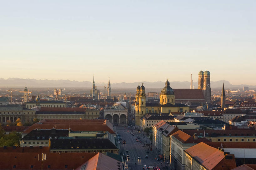 无人,家,教堂,横图,俯视,室外,白天,旅游,度假,名胜古迹,植物,标志建筑,道路,地标,建筑,路,公路,汽车,德国,欧洲,阴影,节日,遗迹,时间,光线,时钟,瓦片,影子,房屋,屋顶,屋子,公寓,交通,计时,顶棚,瓦,古迹,文化,文物,娱乐,建设,古建筑,洋房,楼房,慕尼黑,住宅,车,树,树木,蓝色,绿色,蓝天,天空,阳光,自然,钟表,交通工具,轿车,天,祈祷,享受,休闲,健康,表,旅游胜地,放松,许愿,宗教,建造,信仰,生长,晴朗,成长,纪念,祈求,西欧,载具,信念,古文明,屋瓦,万里无云,德意志联邦共和国,首府,塔钟,巴伐利亚,巴伐利亚州,拜恩州,拜恩自由州,慕尼黑大教堂,平安,钟,晴空,晴空万里,马路,彩图,高角度拍摄,房子,大教堂,礼拜堂