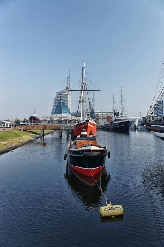 无人,博物馆,竖图,室外,白天,正面,旅游,度假,草地,草坪,海浪,海洋,植物,标志建筑,地标,建筑,轮船,船,德国,欧洲,阴影,研究,光线,影子,浪花,教育,娱乐,建设,草,蓝色,绿色,蓝天,天空,阳光,海水,交通工具,天,享受,休闲,旅游胜地,放松,晴朗,展览,西欧,欣赏,载具,陈列,海景,万里无云,德意志联邦共和国,不莱梅,典藏,大海,风浪,海,海水的波动,近岸浪,涌浪,晴空,晴空万里,彩图