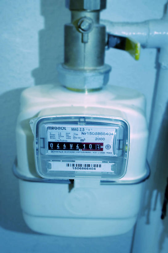 无人,竖图,室内,特写,白天,正面,阴影,光线,标志,管子,数字,文字,影子,字符,墙,灯光,标识,墙壁,墙面,阿拉伯数字,阀门,煤气,仪表,彩图