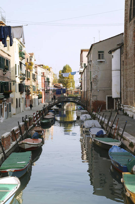 无人,家,栏杆,竖图,室外,白天,正面,旅游,度假,河流,水,植物,窗户,标志建筑,地标,建筑,船,意大利,欧洲,威尼斯,一排,许多,阴影,波纹,整齐,光线,木板,影子,房屋,墙,屋子,河水,水流,公寓,围栏,桥,木船,木桥,涟漪,很多,娱乐,建设,洋房,护栏,楼房,玻璃窗,墙壁,墙面,住宅,栈桥,树,树木,排列,蓝色,绿色,倒影,蓝天,水纹,天空,阳光,自然,交通工具,波浪,天,享受,休闲,旅游胜地,放松,生长,晴朗,成长,人行桥,木板桥,倒映,舟,队列,南欧,载具,万里无云,意大利共和国,水晕,反照,威尼斯礁湖,晴空,晴空万里,彩图,房子