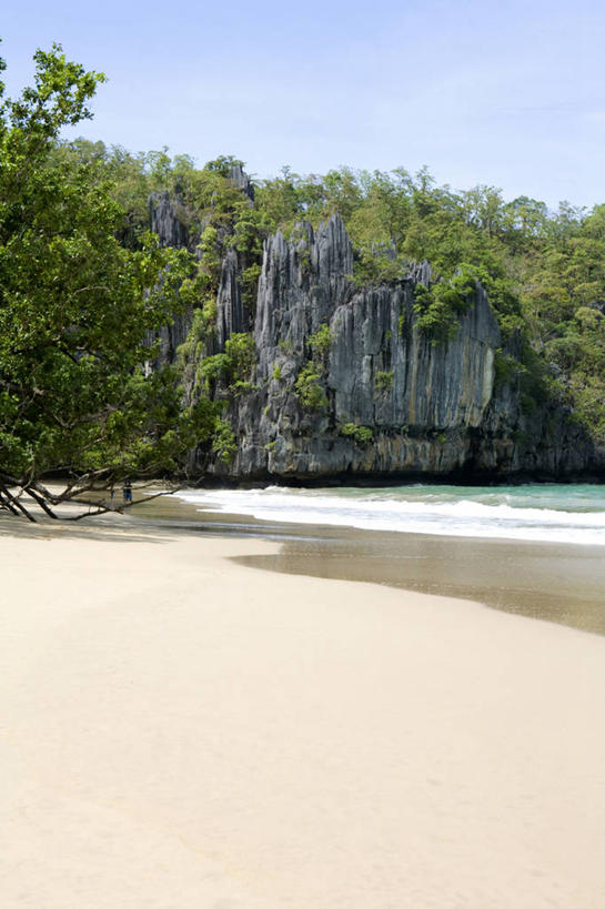 无人,竖图,室外,白天,正面,岛屿,海浪,海洋,美景,沙滩,山,山脉,树林,植物,菲律宾,亚洲,阴影,光线,沙子,影子,岛,海岸,景观,浪花,山峰,沙地,山峦,树,树木,蓝色,绿色,蓝天,天空,阳光,自然,海水,群山,天,景色,东南亚,生长,晴朗,成长,自然风光,海景,万里无云,菲律宾共和国,巴拉望,巴拉望岛,大海,风浪,海,海水的波动,海滩,近岸浪,列岛,群岛,涌浪,诸岛,晴空,晴空万里,彩图
