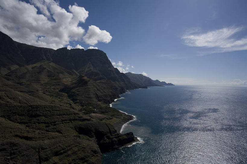 无人,横图,俯视,室外,白天,海浪,海洋,美景,山,山脉,西班牙,欧洲,阴影,光线,影子,景观,浪花,山峰,云,云朵,山峦,云彩,蓝色,白云,蓝天,天空,阳光,自然,海水,群山,天,景色,晴朗,加纳利群岛,南欧,自然风光,加那利群岛,海景,西班牙王国,大加纳利岛,大海,风浪,海,海水的波动,近岸浪,涌浪,晴空,彩图,高角度拍摄