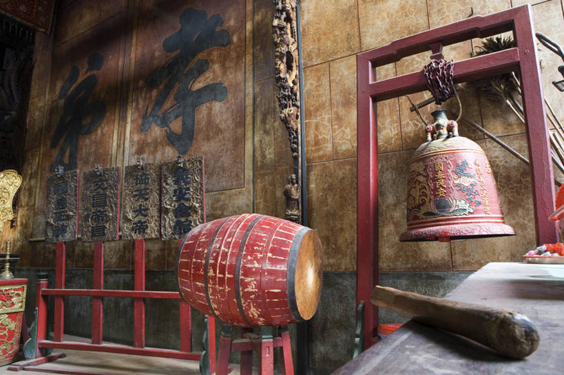 无人,横图,室外,白天,正面,度假,美景,桌面,桌子,城市风光,城市,越南,亚洲,阴影,时间,光线,木制,标志,时钟,文字,影子,字符,墙,景观,鼓,架子鼓,乐器,计时,娱乐,标识,墙壁,墙面,阳光,木制品,钟表,享受,休闲,汉字,表,景色,放松,东南亚,打击乐器,中文,鼓槌,爵士鼓,摆钟,越南社会主义共和国,胡志明市,国文,华文,胡志明,钟,彩图