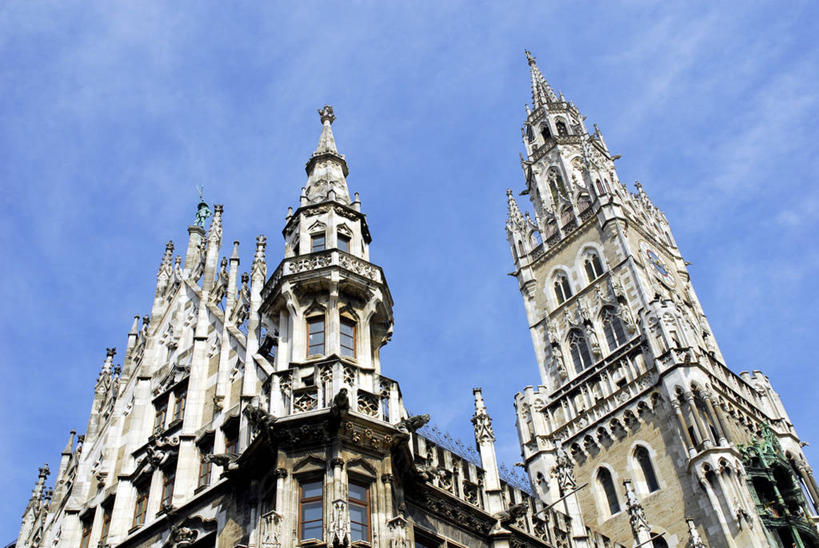 无人,横图,室外,白天,仰视,旅游,度假,名胜古迹,窗户,标志建筑,地标,建筑,雕塑,德国,欧洲,阴影,遗迹,艺术,装饰,光线,雕刻,雕像,影子,柱子,墙,云,云朵,云彩,古迹,文物,娱乐,建设,古建筑,慕尼黑,玻璃窗,墙壁,墙面,蓝色,白云,蓝天,天空,阳光,工艺品,天,享受,休闲,旅游胜地,放松,晴朗,纪念,美术,西欧,主题,陈列,古文明,德意志联邦共和国,首府,功能,美学,巴伐利亚,巴伐利亚州,拜恩州,拜恩自由州,玛利亚广场,晴空,彩图,低角度拍摄