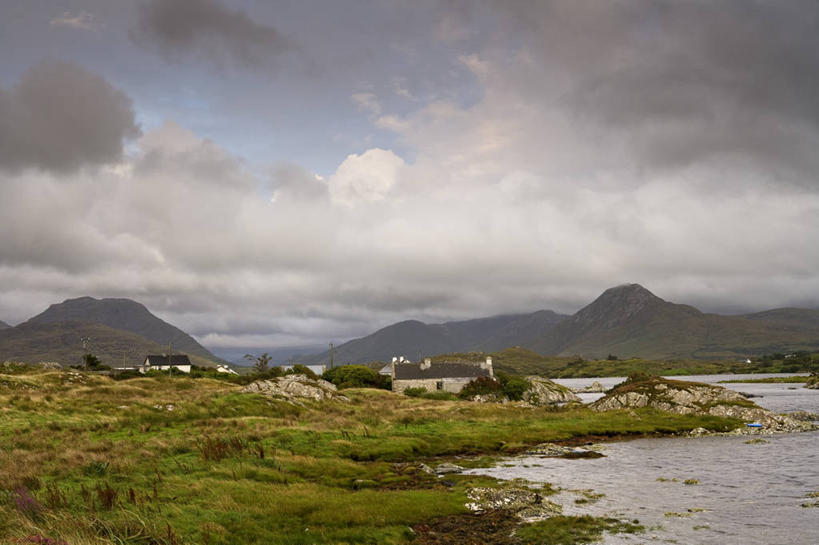 无人,农场,横图,室外,白天,正面,旅游,度假,畜牧业,牧场,草地,草坪,河流,美景,山,山脉,水,植物,爱尔兰,欧洲,河水,景观,山峰,水流,云,云朵,山峦,云彩,娱乐,草,蓝色,绿色,白云,蓝天,天空,自然,群山,天,享受,休闲,景色,放松,晴朗,西欧,自然风光,畜牧,爱尔兰共和国,牧业,戈尔韦,晴空,彩图