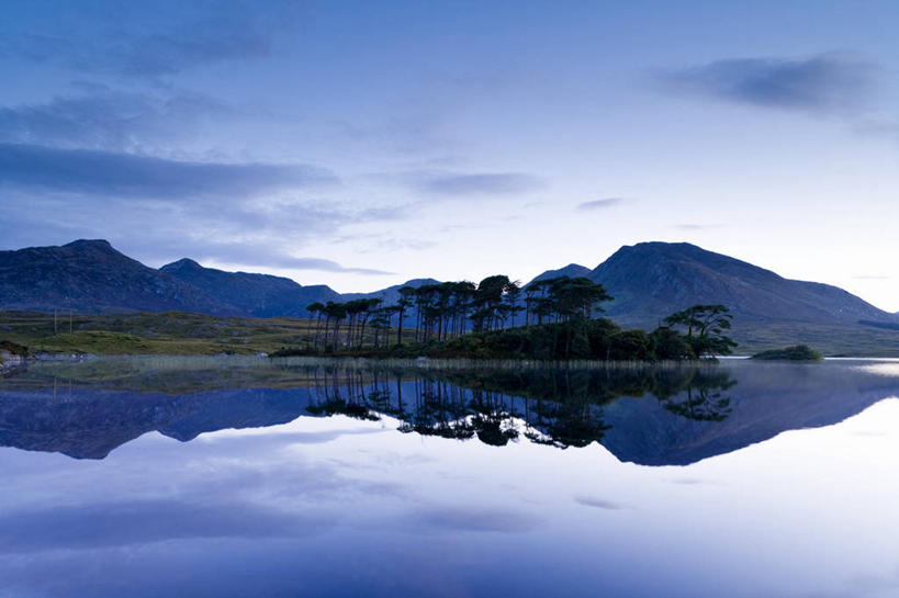 无人,横图,室外,白天,正面,旅游,度假,河流,美景,森林,山,山脉,树林,水,植物,爱尔兰,欧洲,阴影,平静,光线,影子,河水,景观,山峰,水流,云,云朵,山峦,云彩,娱乐,树,树木,蓝色,绿色,白云,蓝天,天空,阳光,自然,群山,天,享受,休闲,景色,安静,放松,生长,晴朗,成长,宁静,西欧,静谧,自然风光,爱尔兰共和国,镇静,冷静,沉静,恬静,安祥,僻静,清静,太平,戈尔韦,晴空,彩图