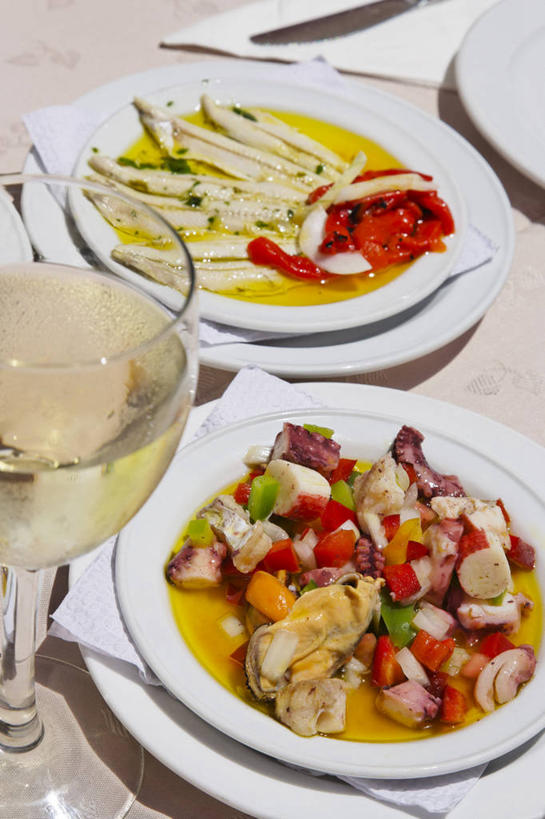 海鲜,葡萄酒,无人,竖图,俯视,室外,特写,白天,烹饪,奢侈,西餐,快乐,餐桌,桌子,辣椒,餐具,碟子,盘,料理,食品,浪漫,切块,水产,菜肴,美食,海洋生物,酒,食物,饮料,盘子,碟,香槟,西式,诱惑,佳肴,餐台,水生动物,海产品,蟹肉棒,水生物,海底动物,辣角,红海椒,大椒,辣虎,广椒,气泡酒,起泡酒,汽酒,辣子,红辣椒,海椒,番椒,彩图,高角度拍摄,高兴,欢笑