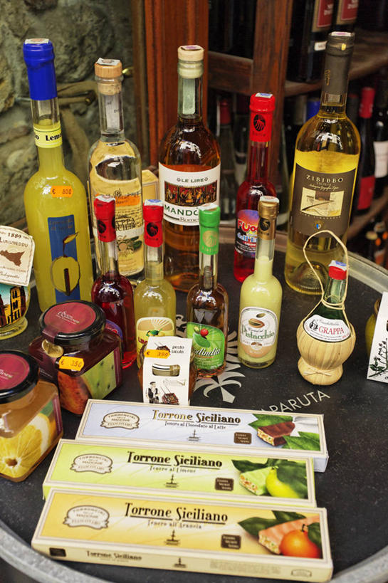 无人,竖图,俯视,室外,白天,度假,烹饪,西餐,美景,餐桌,桌子,城市风光,城市,一排,许多,整齐,纸盒,景观,料理,食品,很多,娱乐,菜肴,美食,玻璃制品,盒子,食物,排列,包装盒,玻璃瓶,瓶子,享受,休闲,景色,放松,西式,佳肴,餐台,队列,三盒,彩图,高角度拍摄