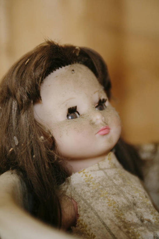 儿童,脸,头,脸颊,头发,一个人,无人,竖图,室内,特写,白天,正面,纯洁,沙发,卧室,静物,仅一个女性,仅一个人,朦胧,模糊,玩偶,墙,棕色,肩膀,墙壁,墙面,小孩,仅一个小孩,可爱,童年,童趣,肮脏,洋娃娃,布艺沙发,童真,烂漫,无邪,邋遢,龌龊,污秽,天真,女孩,女人,女性,孩子,头部,脸部,脸蛋,面部,半身,彩图,睡房,卧房,女生