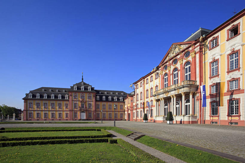 无人,家,广场,栏杆,横图,室外,白天,正面,旅游,度假,窗户,标志建筑,地标,建筑,玻璃,德国,欧洲,阴影,光线,影子,堡垒,城堡,房屋,墙,屋顶,屋子,围栏,顶棚,娱乐,建设,护栏,楼房,玻璃窗,墙壁,墙面,住宅,玻璃制品,蓝色,蓝天,天空,阳光,天,享受,休闲,旅游胜地,放松,晴朗,西欧,要塞,万里无云,德意志联邦共和国,巴登.符腾堡,巴登.符腾堡州,巴符州,设防,巴登巴登,晴空,晴空万里,彩图,房子