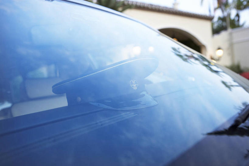 无人,横图,室外,白天,正面,窗户,汽车,帽子,玻璃,西班牙,欧洲,一辆,阴影,光线,影子,墙,运动帽,安达卢西亚,玻璃窗,墙壁,墙面,车,玻璃制品,阳光,车窗,交通工具,轿车,鸭舌帽,南欧,载具,安达鲁西亚,西班牙王国,一顶,安达卢西亚自治区,彩图