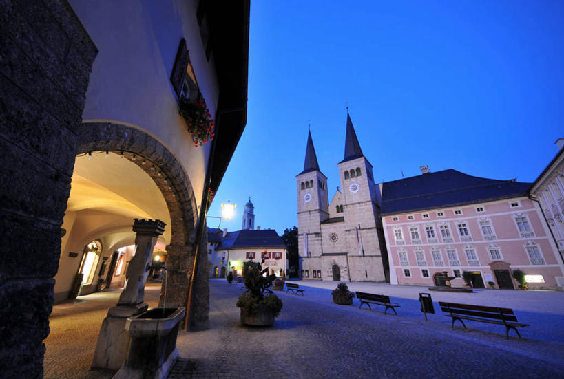 无人,家,横图,室外,夜晚,仰视,旅游,度假,美景,植物,别墅,城市风光,标志建筑,城市,地标,建筑,德国,欧洲,阴影,光线,影子,房屋,屋子,景观,公寓,娱乐,建设,洋房,楼房,住宅,绿色,自然,享受,休闲,景色,放松,生长,成长,西欧,自然风光,德意志联邦共和国,巴伐利亚,巴伐利亚州,拜恩州,拜恩自由州,贝希特斯加登,贝希特斯加登县,彩图,低角度拍摄,房子