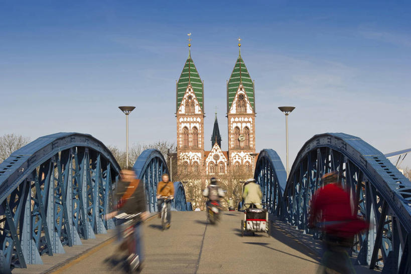 教堂,横图,室外,白天,正面,植物,路灯,自行车,照明,德国,欧洲,服装,节日,灯光,许多人,休闲装,文化,车,脚踏车,灯,树,树木,骑,衣服,蓝色,绿色,蓝天,天空,自然,交通工具,天,祈祷,一群人,休闲,健康,休闲服,许愿,宗教,服饰,信仰,生长,晴朗,成长,纪念,祈求,照亮,照明设备,西欧,载具,信念,万里无云,德意志联邦共和国,巴登.符腾堡,巴登.符腾堡州,巴符州,弗莱堡,弗赖堡,平安,男人,男性,年轻男性,晴空,晴空万里,彩图,全身,大教堂,礼拜堂