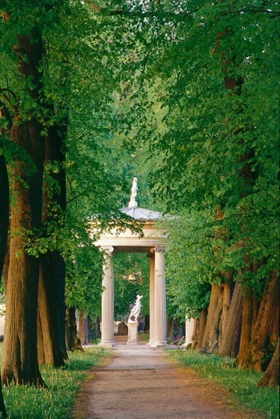 无人,竖图,室外,白天,正面,草地,草坪,美景,植物,道路,路,雕塑,德国,欧洲,阴影,艺术,装饰,平静,光线,雕刻,雕像,影子,柱子,景观,泥土,土壤,小路,交通,草,树,树木,绿色,阳光,自然,工艺品,景色,安静,生长,成长,纪念,宁静,美术,西欧,荒废,静谧,自然风光,主题,陈列,德意志联邦共和国,功能,美学,沉静,恬静,安祥,僻静,清静,太平,荒疏,旷废,旷费,疏弃,芜秽,梅克伦堡.前波美拉尼亚州,梅克伦堡.前波美拉尼亚,荒芜,彩图