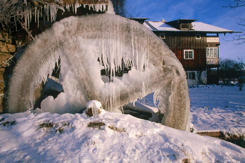 无人,家,横图,室外,白天,正面,旅游,度假,美景,雪,大雪,德国,欧洲,一堆,一幢,阴影,堆叠,堆积,形状,光线,圆形,影子,房屋,屋子,积雪,景观,雪景,云,云朵,冬季,冬天,云彩,娱乐,楼房,住宅,蓝色,白云,蓝天,天空,阳光,自然,车轮,天,享受,休闲,景色,放松,寒冷,晴朗,堆,西欧,自然风光,德意志联邦共和国,严寒,巴伐利亚,巴伐利亚州,拜恩州,拜恩自由州,形态,外形,晴空,彩图,房子