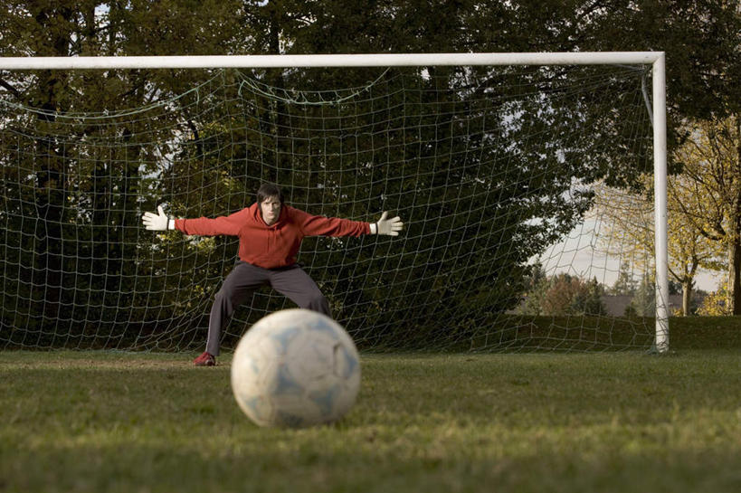 西方人,一个人,运动员,站,伸展双臂,横图,室外,白天,正面,运动服,锻炼,安全,运动,足球,草地,草坪,植物,欧洲,欧洲人,仅一个男性,仅一个人,弯腰,阴影,服装,光线,球门,影子,防护,足球装备,注视,运动器械,草,树,树木,仅一个年轻男性,衣服,绿色,阳光,自然,手套,观察,看,站着,健身器械,服饰,生长,成长,观看,保护,察看,衣着,穿着,关注,保险,健身器材,防守,保全,周全,安稳,安定,弯身,蹴鞠,防护手套,防卫,衣饰,戍守,平安,体育,足球运动,男人,男性,年轻男性,白种人,体育运动员,运动选手,敞开双臂,伸开双臂,展开双肩,站立,张开手臂,张开双臂,彩图,全身,健身,运动器材,运动装