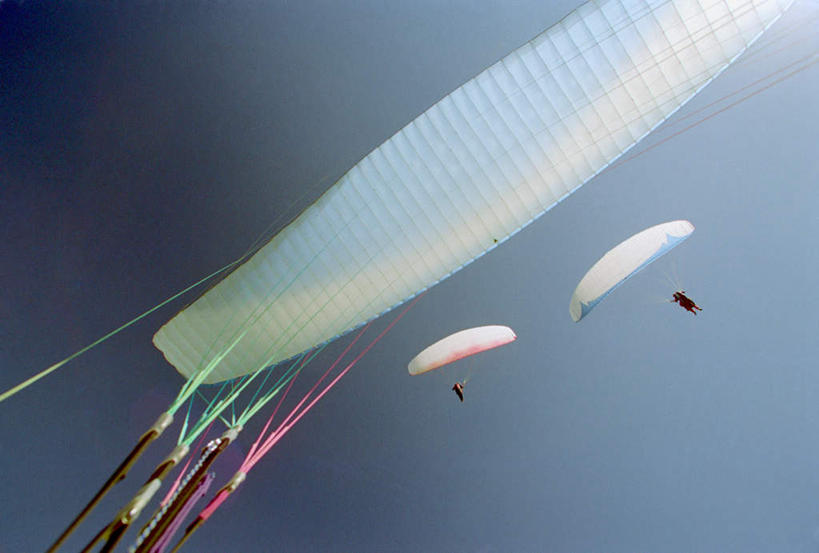 西方人,儿童,两个人,跳伞运动员,横图,室外,白天,仰视,旅游,度假,跳伞,美景,降落伞,欧洲,欧洲人,阴影,飘扬,光线,影子,景观,着陆,娱乐,三个,小孩,蓝色,蓝天,天空,阳光,自然,天,享受,休闲,景色,放松,空中,晴朗,登陆,自然风光,载具,下降,降落,万里无云,浮荡,飘拂,漂荡,飘零,航空工具,减速器,冒险,女孩,女人,女性,白种人,晴空,晴空万里,伞兵,跳伞人,跳伞员,跳伞者,彩图,低角度拍摄,全身,女生,飘荡