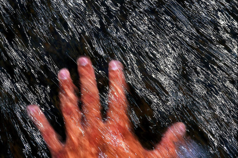 西方人,手,一个人,横图,室外,夜晚,水,温泉,雾,欧洲,欧洲人,仅一个男性,仅一个人,阴影,沸腾,光线,蒸汽,液体,影子,水滴,灯光,水蒸气,雾气,仅一个年轻男性,背面,温暖,手部,泉水,温和,气体,伸出,蒸发,地热,男人,男性,年轻男性,白种人,半身,彩图