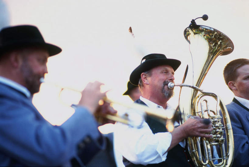 西方人,三个人,站,横图,室外,白天,正面,德国,欧洲,欧洲人,阴影,服装,光线,影子,云,云朵,大号,乐器,铜管乐器,古典,吹奏,拿,云彩,拿着,三个,衣服,蓝色,白云,蓝天,天空,阳光,天,站着,服饰,衣着,西欧,穿着,铜管,德意志联邦共和国,巴伐利亚,巴伐利亚州,拜恩州,拜恩自由州,衣饰,低音大号,男人,男性,中年男性,白种人,站立,半身,彩图