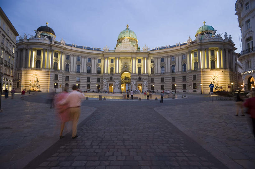 西方人,家,走,抱,横图,室外,白天,正面,爱情,旅游,度假,标志建筑,地标,建筑,路灯,照明,奥地利,欧洲,维也纳,欧洲人,阴影,服装,光线,影子,房屋,屋子,公寓,灯光,首都,许多人,浪漫,注视,休闲装,娱乐,建设,洋房,楼房,住宅,灯,衣服,蓝色,蓝天,天空,黄昏,天,观察,看,一群人,享受,休闲,温暖,温馨,休闲服,旅游胜地,恩爱,放松,恋人,服饰,晴朗,抱着,观看,照亮,和睦,察看,搂着,照明设备,关注,中欧,万里无云,奥地利共和国,薄暮,霍夫堡宫,男人,男性,女人,女性,中年男性,中年女性,白种人,情侣,晴空,晴空万里,步行,怀抱,搂,搂抱,散步,相抱,拥抱,走路,彩图,全身,傍晚,房子,伴侣,融洽