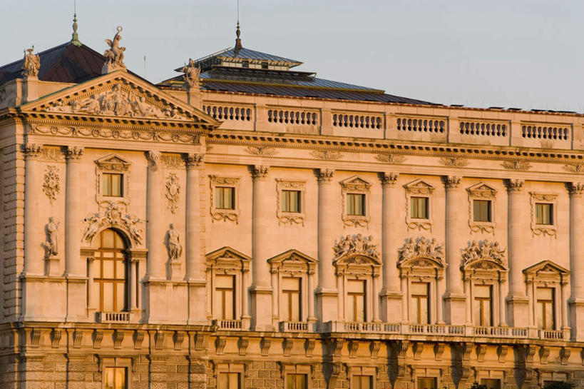 无人,宫殿,横图,室外,白天,正面,旅游,度假,名胜古迹,窗户,标志建筑,地标,建筑,奥地利,欧洲,维也纳,阴影,遗迹,光线,影子,堡垒,城堡,墙,首都,古迹,文物,娱乐,建设,古建筑,玻璃窗,墙壁,墙面,蓝色,蓝天,天空,阳光,天,享受,休闲,旅游胜地,放松,晴朗,华丽,要塞,古文明,中欧,万里无云,奥地利共和国,富丽,华美,霍夫堡宫,晴空,晴空万里,彩图