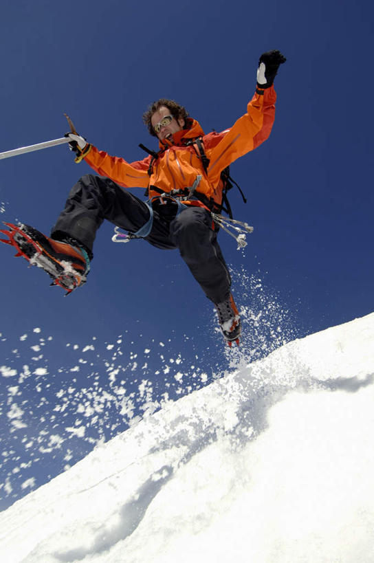 西方人,一个人,跳,竖图,室外,白天,仰视,旅游,度假,美景,山,雪,雪山,大雪,欧洲,欧洲人,仅一个男性,仅一个人,阴影,光线,影子,冰,积雪,景观,山峰,雪景,冬季,冬天,山峦,半空,娱乐,仅一个年轻男性,蓝色,蓝天,天空,阳光,自然,天,享受,休闲,景色,放松,寒冷,冰冷,自然风光,滑雪杆,严寒,冰凉,酷寒,凛冽,凛凛,极冷,男人,男性,年轻男性,白种人,跳跃,彩图,低角度拍摄,全身