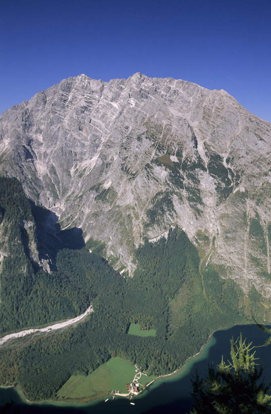 无人,家,竖图,俯视,室外,白天,旅游,度假,草地,草坪,石头,美景,山,山脉,植物,德国,欧洲,阴影,光线,石子,影子,房屋,屋子,景观,山峰,山峦,娱乐,楼房,住宅,草,树,树木,蓝色,绿色,蓝天,天空,阳光,自然,群山,天,享受,休闲,景色,放松,生长,晴朗,成长,西欧,自然风光,万里无云,德意志联邦共和国,巴伐利亚,巴伐利亚州,拜恩州,拜恩自由州,贝希特斯加登,贝希特斯加登县,石块,岩石,晴空,晴空万里,彩图,高角度拍摄,房子