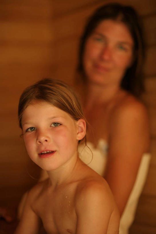 西方人,儿童,两个人,家庭,母亲,儿子,坐,竖图,室内,白天,正面,纯洁,欧洲,欧洲人,阴影,光线,木板,影子,灯光,注视,小孩,观察,看,温暖,温馨,母子,一家人,可爱,母爱,童年,童趣,观看,炎热,和睦,察看,桑拿,关注,童真,桑拿房,烂漫,无邪,芬兰浴,三温暖,桑拿浴,酷热,燥热,天真,男孩,年轻女性,女人,女性,孩子,年轻人,坐着,半身,彩图,浴衣,融洽,男生