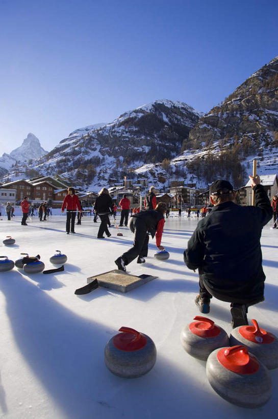 西方人,站,蹲,竖图,室外,白天,旅游,度假,石头,美景,山,雪,雪山,植物,大雪,标志建筑,地标,建筑,瑞士,欧洲,欧洲人,阴影,服装,光线,石子,影子,冰,积雪,景观,山顶,山峰,雪景,冬季,冬天,山峦,许多人,注视,休闲装,娱乐,运动器械,建设,树,树木,背面,衣服,蓝色,绿色,蓝天,天空,阳光,自然,天,观察,看,站着,一群人,享受,休闲,休闲服,健身器械,旅游胜地,景色,放松,寒冷,服饰,生长,晴朗,成长,观看,察看,冰冷,关注,自然风光,健身器材,中欧,万里无云,严寒,瑞士联邦,冰凉,酷寒,凛冽,凛凛,极冷,冰壶,冰上溜石,冰上运动,冬季运动,掷冰壶,颠峰,极峰,瓦莱州,男人,男性,女人,女性,中年男性,中年女性,白种人,石块,岩石,晴空,晴空万里,蹲着,站立,彩图,全身,运动器材