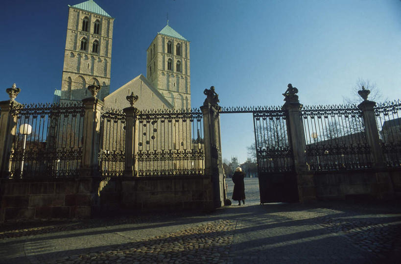 奶酪,西方人,一个人,教堂,站,横图,室外,白天,正面,民族服装,旅游,度假,名胜古迹,植物,标志建筑,地标,建筑,德国,欧洲,欧洲人,仅一个女性,仅一个人,阴影,节日,遗迹,光线,影子,干酪,起司,芝士,营养,注视,古迹,文化,文物,娱乐,建设,古建筑,树,树木,蓝色,绿色,蓝天,天空,阳光,自然,天,观察,看,祈祷,站着,仅一个中年女性,享受,休闲,健康,旅游胜地,乳酪,放松,许愿,宗教,信仰,生长,晴朗,成长,观看,纪念,祈求,察看,乳制品,西欧,关注,发酵,信念,古文明,万里无云,德意志联邦共和国,曼司特奶酪,北威州,北莱茵.威斯特法伦州,平安,女人,女性,中年女性,白种人,晴空,晴空万里,站立,彩图,全身,传统服装,民俗服,大教堂,礼拜堂