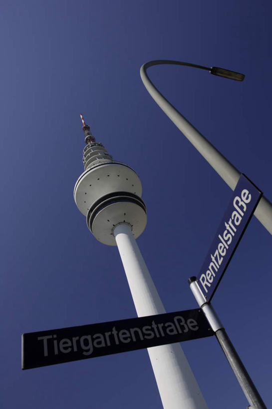 无人,竖图,室外,白天,仰视,度假,美景,城市风光,城市,路灯,德国,欧洲,阴影,光线,影子,景观,云,云朵,汉堡,云彩,娱乐,路牌,蓝色,白云,蓝天,天空,阳光,天,享受,休闲,景色,放松,西欧,德意志联邦共和国,通信塔,汉堡市,彩图,低角度拍摄,海港