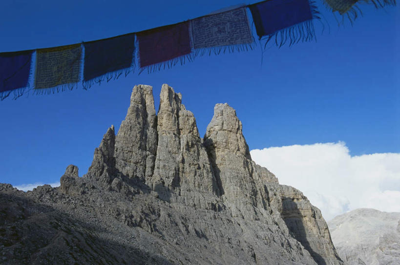 无人,横图,室外,白天,正面,旅游,度假,石头,美景,山,山脉,意大利,欧洲,一排,阴影,整齐,并列,并排,光线,彩旗,石子,影子,景观,山峰,云,云朵,山峦,云彩,娱乐,排列,蓝色,白云,蓝天,天空,阳光,自然,群山,天,享受,休闲,景色,放松,连绵,绵延,队列,南欧,自然风光,平行,意大利共和国,联贯,石块,岩石,彩图