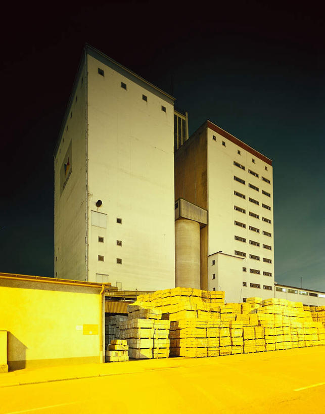 无人,家,竖图,室外,夜晚,仰视,一堆,阴影,堆叠,堆积,光线,影子,房屋,屋子,云,云朵,灯光,云彩,仓库,楼房,货物,住宅,蓝色,白云,蓝天,天空,货品,天,堆,彩图,低角度拍摄,房子