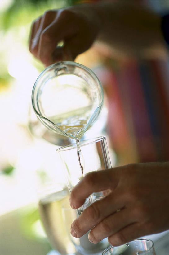 西方人,一个人,服务员,竖图,室内,特写,白天,正面,水,杯子,欧洲,欧洲人,仅一个男性,仅一个人,倒,握,阴影,朦胧,模糊,光线,液体,影子,拿,拿着,饮用水,玻璃制品,仅一个年轻男性,阳光,水杯,矿泉水,健康,握着,清爽,清新,倒着,蒸馏水,安康,康健,男人,男性,年轻男性,白种人,服务生,侍者,玻璃杯,半身,彩图